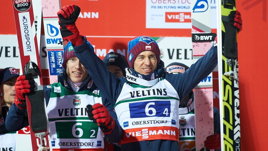 Skoki narciarskie 2019 na żywo. Zdj. ceremonii medalowej konkursu drużynowego MŚ w Lotach w Oberstdorfie (21.01.2018 r.)