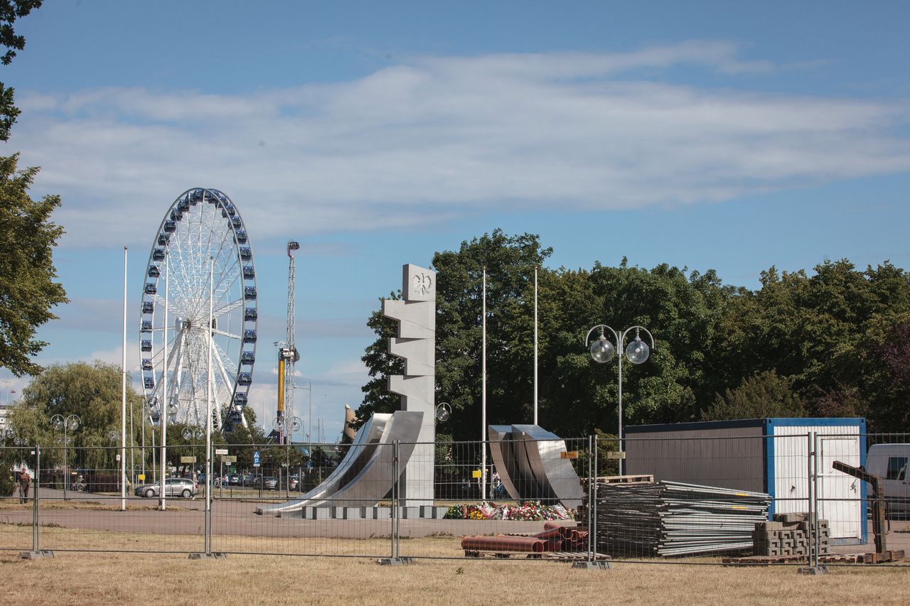 Prezydent Duda odsłonił pomnik w Gdyni. Teraz monument jest ogrodzony jako plac budowy