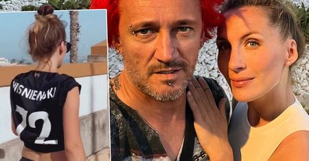 Michał Wiśniewski nagrał żonę w drodze na plażę. Pola pokazała zgrabne nogi i krągłości. Co za ciało!