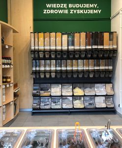 W tym sklepie nie pakują produktów w plastik. Motywujący sposób na walkę z tworzywem