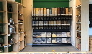 W tym sklepie nie pakują produktów w plastik. Motywujący sposób na walkę z tworzywem
