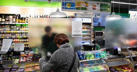 Trzy osoby na kasę w sklepie. "W praktyce przymykamy na to oczy"