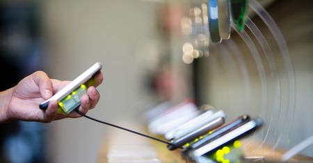Trwały telefon do warsztatu i nie tylko. Przetrwa w pyle i wilgoci