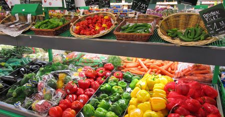 "Polskie" owoce i warzywa, które z Polską nie mają nic wspólnego. Tak oszukują sieci