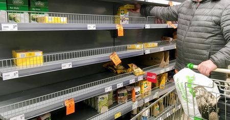 Koronawirus w Polsce. Rząd wprowadza kolejne obostrzenia, ale zakupy zrobisz bez problemu