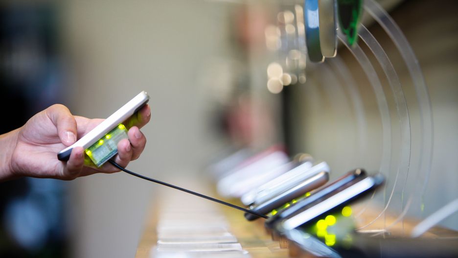 Nie każdy telefon jest odporny na uszkodzenia i sprawdzi się w trudnych warunkach