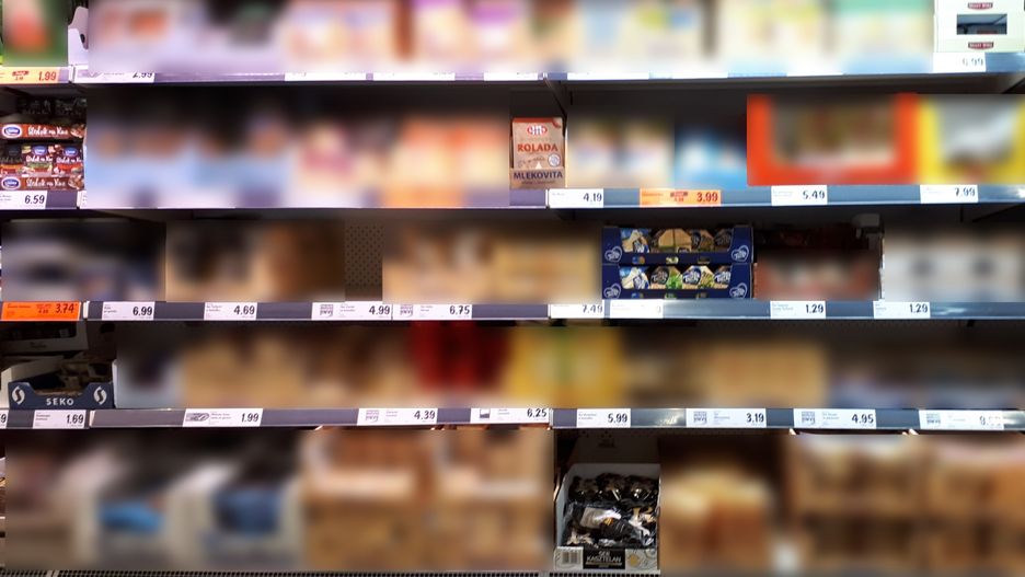To półka z serami żółtymi i przetworami rybnymi w Lidlu. Tak wyglądałaby, gdyby usunąć z niej marki własne