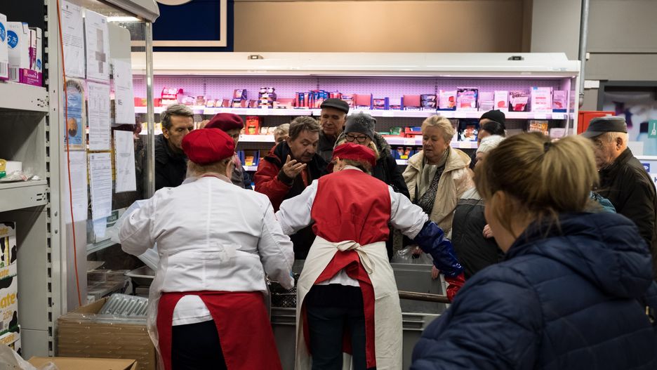 Coraz więcej sklepów rezygnuje ze sprzedaży żywych karpi 