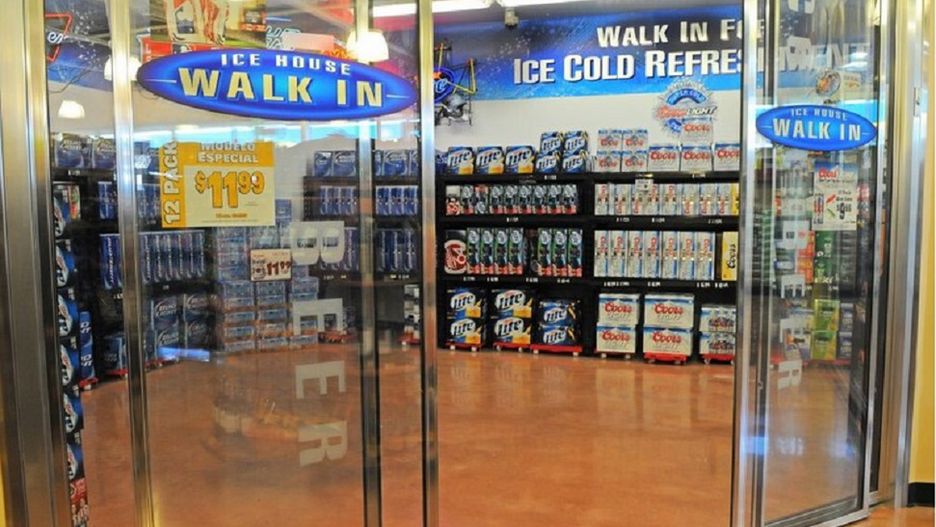 Mężczyzna zatrzaśnięty w lodówce z alkoholem na całą noc, prawdopodobnie nie był tym faktem rozczarowany.