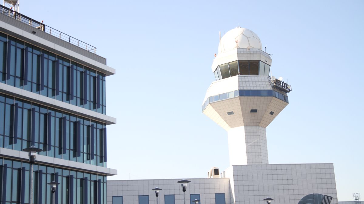 Wieża kontroli lotów na lotnisku Chopina. Okazuje się, że miejsce nie tak pilnie strzeżone, jak się może wydawać