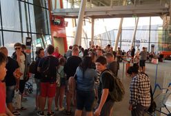 Wycieczkowicze uwięzieni na lotnisku Chopina. Już dwa razy zostali cofnięci z pokładu samolotu