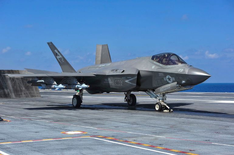 Potencjalnymi nosicielami taktycznej broni jądrowej mogą być też myśliwce F-35C marynarki wojennej. 