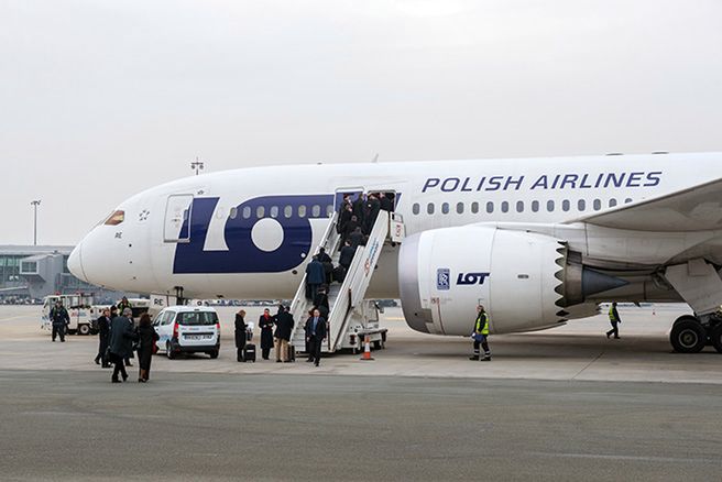 Konflikt pomiędzy częścią związków zawodowych a kierownictwem LOT-u narasta