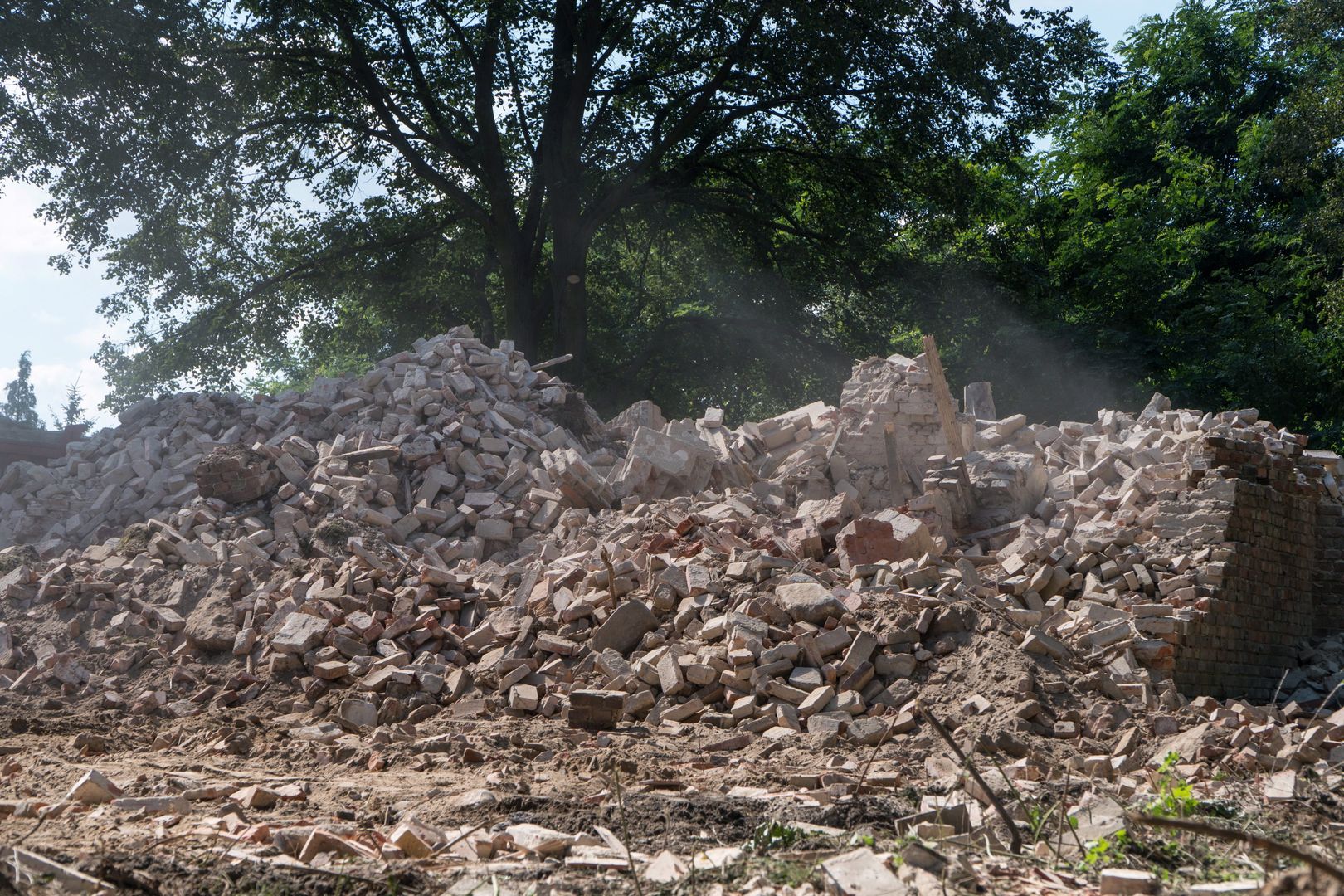 Ksiądz zburzył kościół, mieszkańcy wstrząśnięci. Internauci nie mają złudzeń, chodzi o "kaskę"