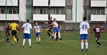 "Ogrodzone" place zabaw, betonowe dżungle, osiedla przy stadionach. "Absurd. Tak się kończy wszechwładza deweloperów"