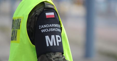 Transport kolejowy z pojazdami wojskowymi zahaczył o wiatę na stacji koło Torunia