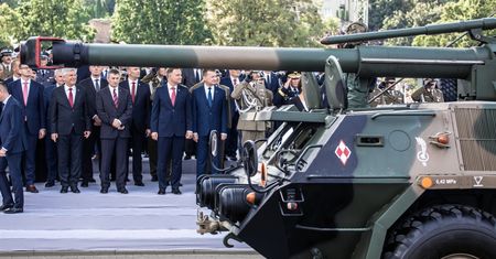 Pal sześć wasze defilady wojskowe, przemówienia i uroczystości. Armii potrzebujemy, nie defilady!