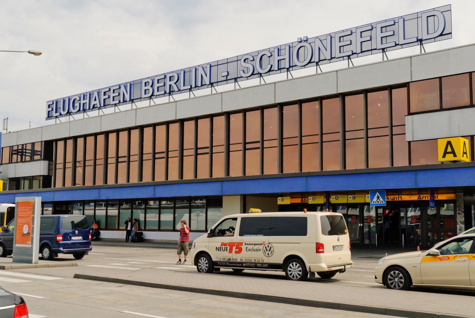 Berlin. Bomba na lotnisku. Port lotniczy Berlin-Schönefeld zamknięty
