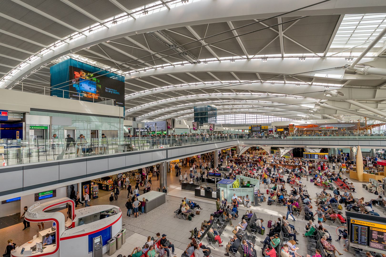 Ewakuacja na Heathrow. Wypadek na płycie lotniska