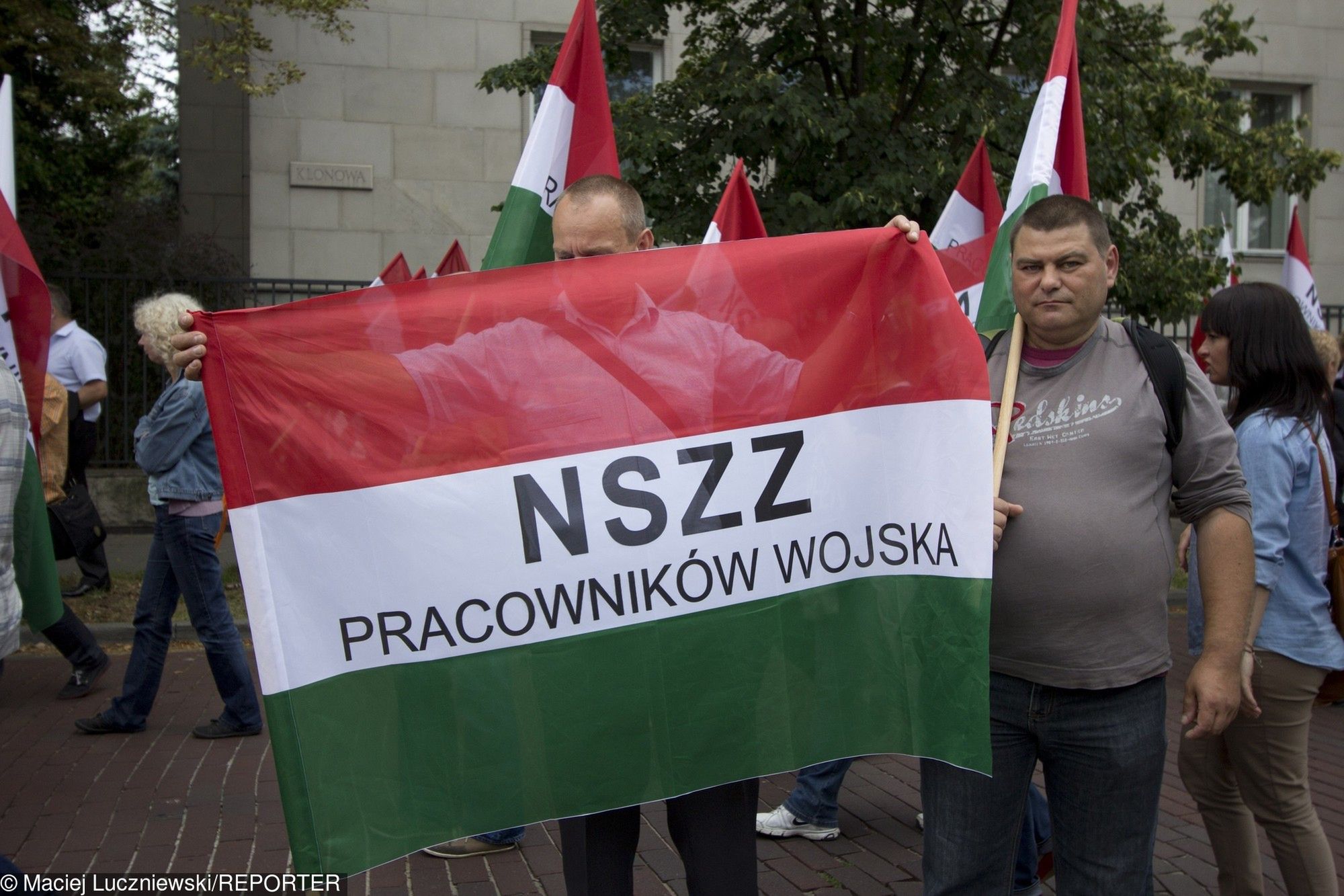 Związkowcy z NSZZ Pracowników Wojska podczas manifestacji w czerwcu 2014 roku