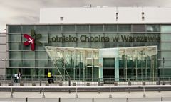 Koszmarny lot na Dominikanę. 300 osób przez ponad 30 godzin koczowało na lotnisku Okęcie