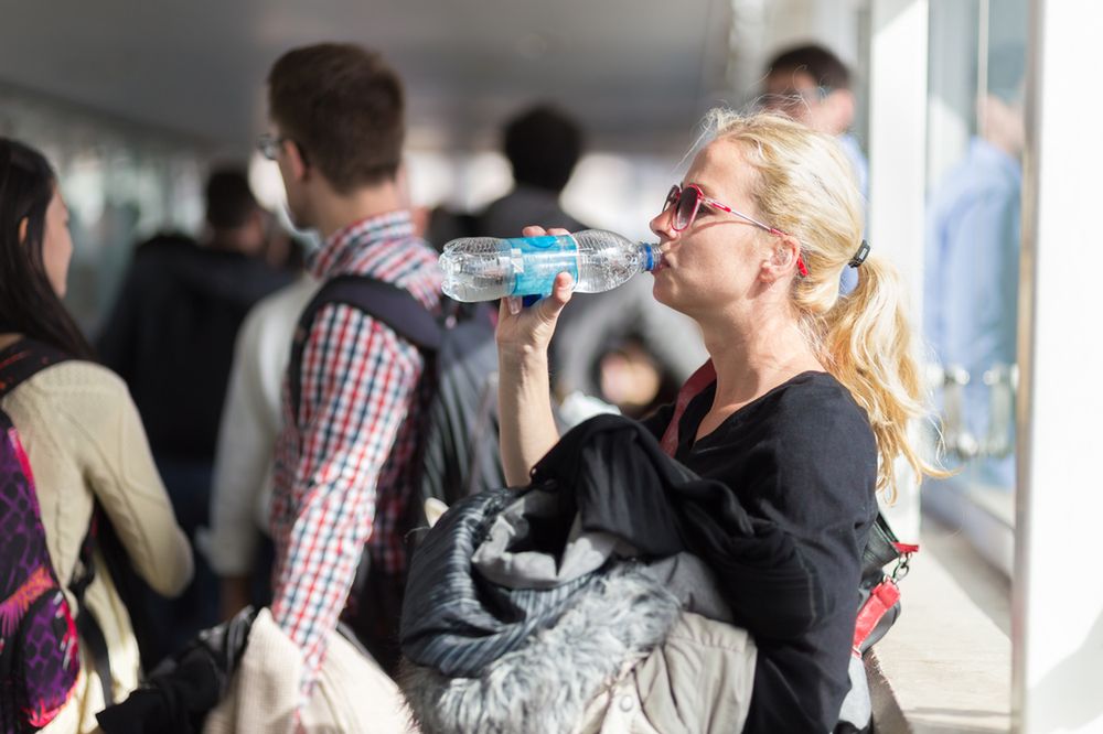 Zatrważająca cena wody na polskich lotniskach. Dlaczego jest tak droga?