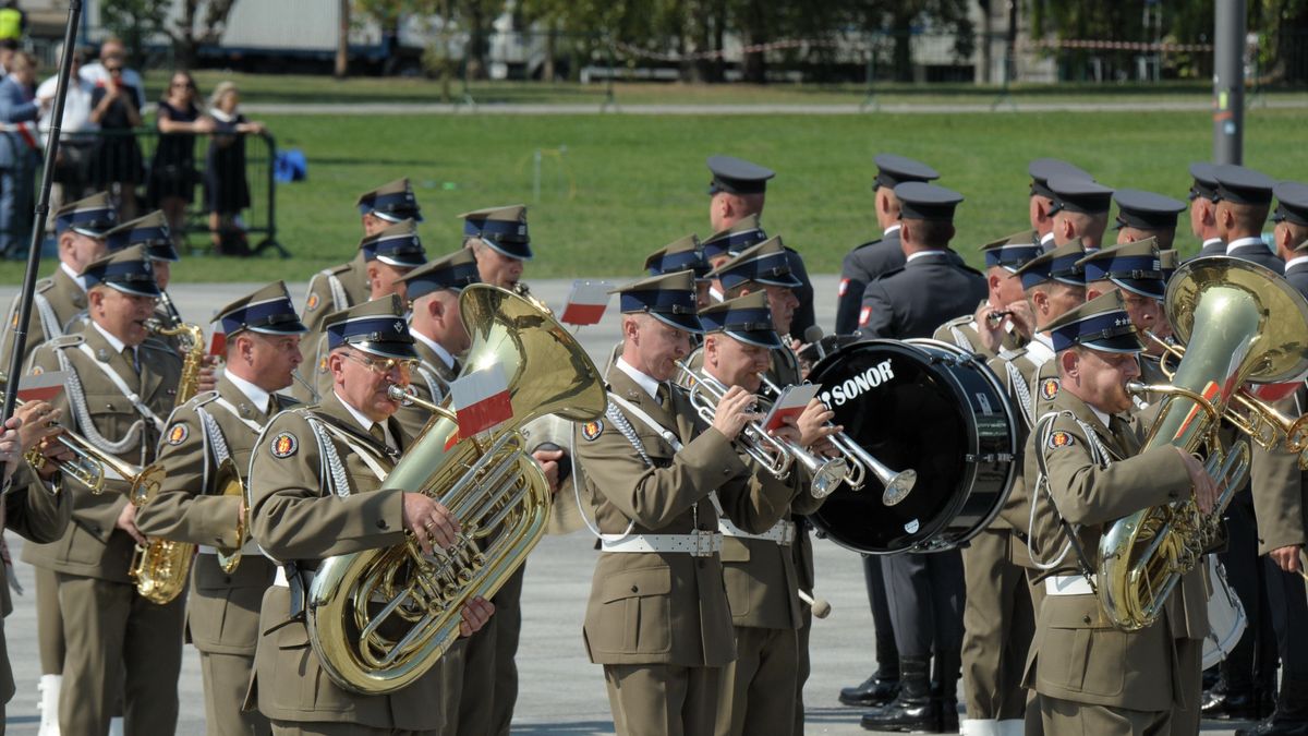 Poznański oddział AMW wyprzedaje wycofany z wojska sprzęt muzyczny