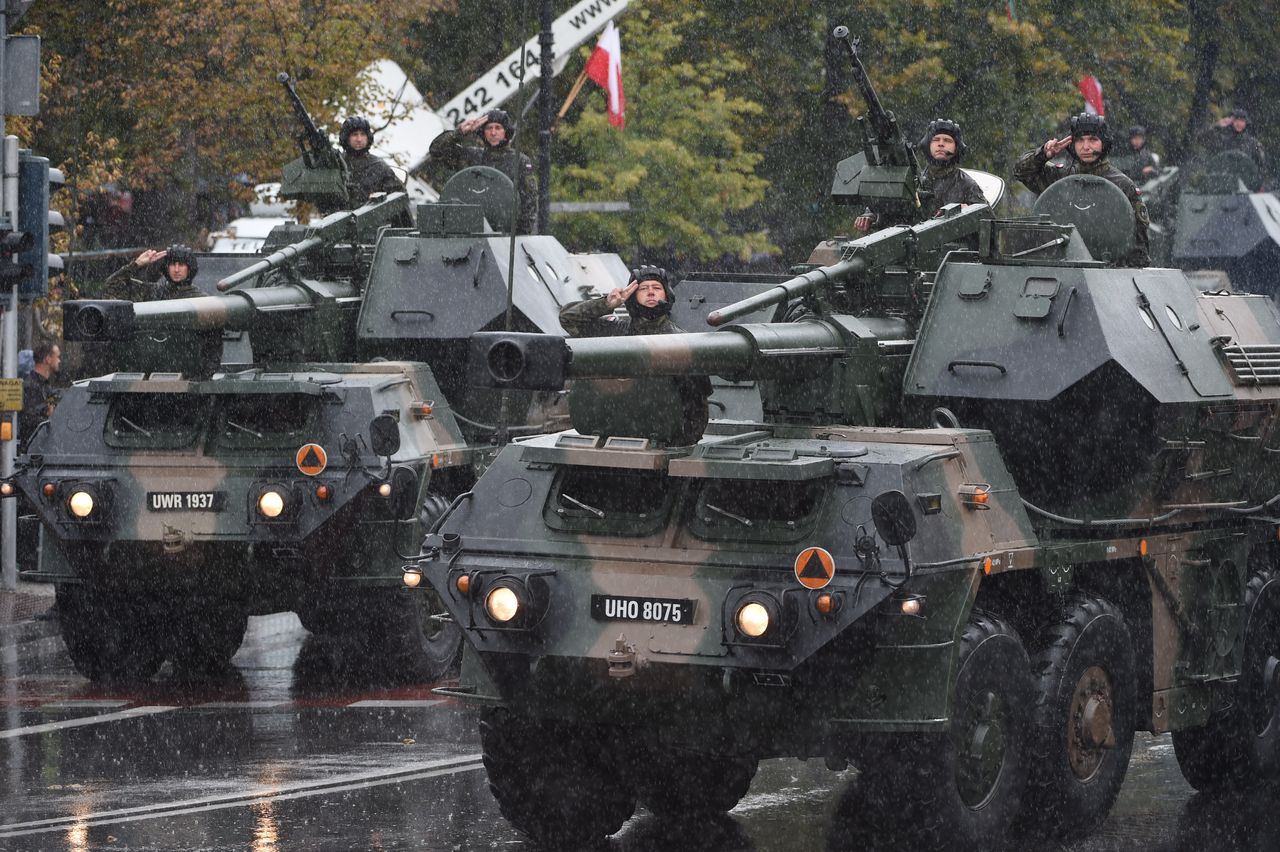 Wojsko na ulicach Warszawy. Pokaz siły polskiej armii