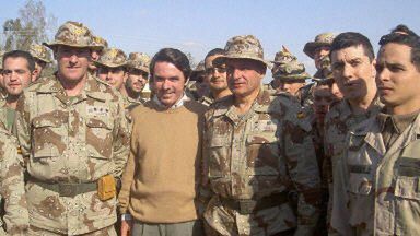 Aznar wśród hiszpańskich żołnierzy w Iraku