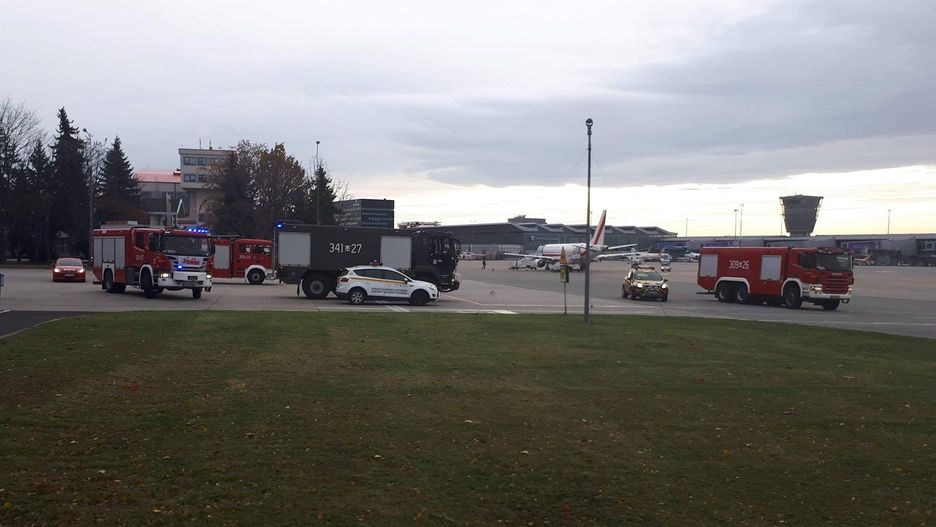 Na zawróconego bombardiera czekała już straż pożarna i lotnicze służby ratownicze