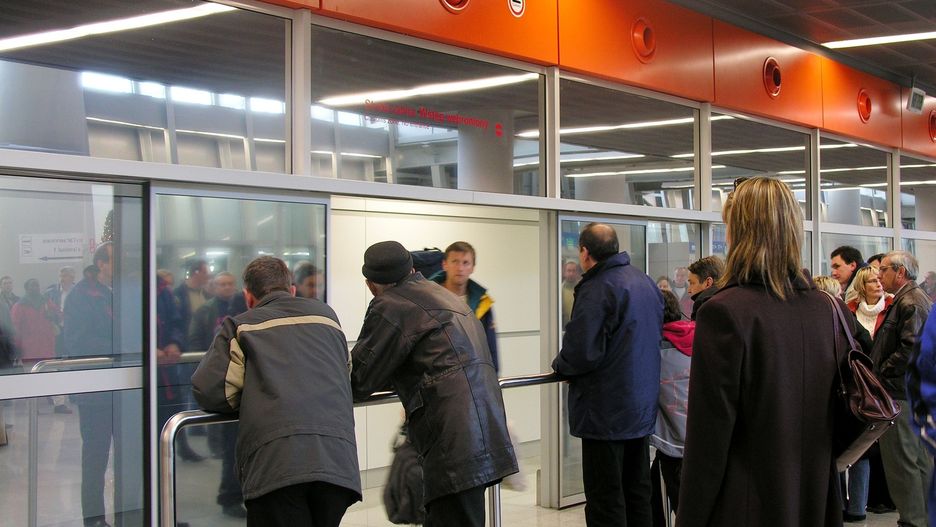 Mężczyzna cierpliwie czekał na niewierną kobietę