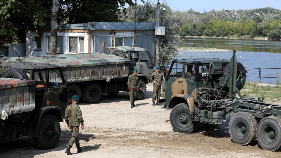 Warszawa. Trwa budowa mostu pontonowego na Wiśle