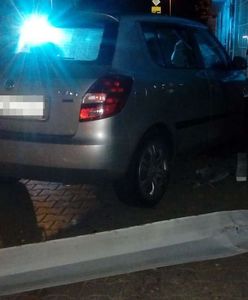 Wjechał skodą w sklep i zostawił kolegów. Auto było matki