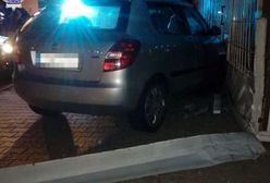 Wjechał skodą w sklep i zostawił kolegów. Auto było matki
