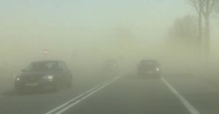 Burze piaskowe w całej Polsce. Uwaga na drogach! Są już wypadki