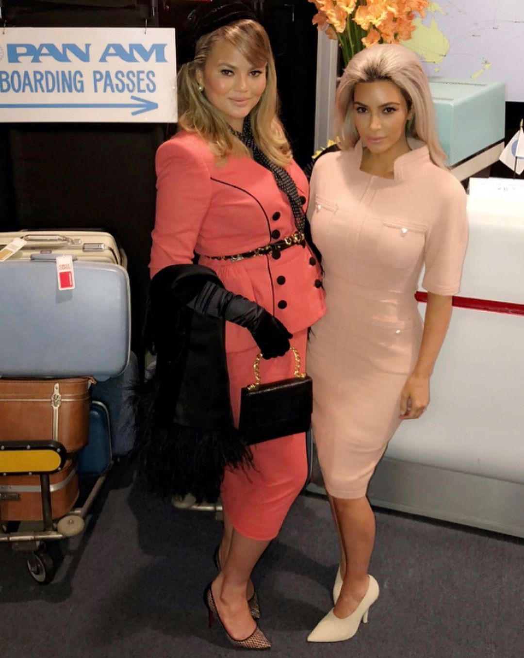Kim Kardashian przebrana za stewardessę