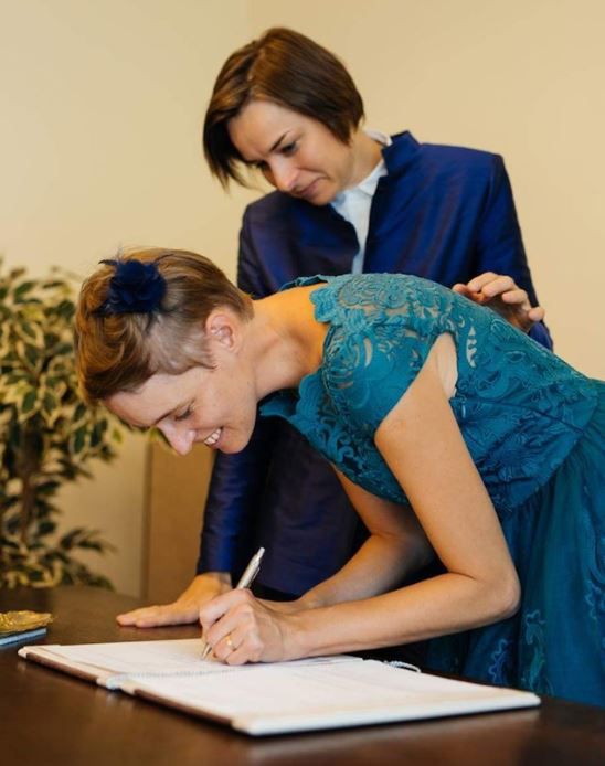 Dziennikarka wzięła w Berlinie ślub ze swoją partnerką. Stanęła przed polskim sądem