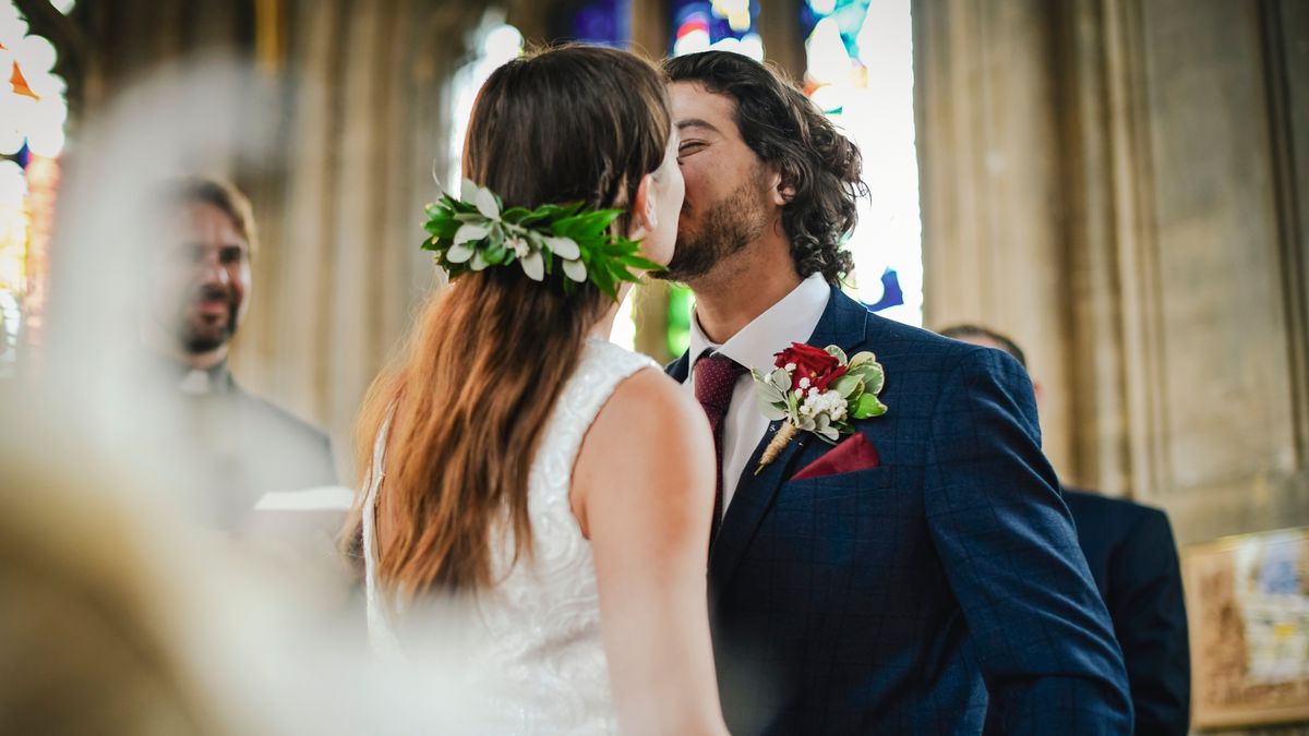 Ślub w kościele, para młoda się całuje