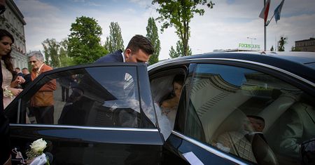 Dostała zaproszenie na ślub bliskich. Jest w ciąży i nie wie, co robić