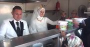 Młoda para zamiast wesela zorganizowała ucztę dla uchodźców z Syrii