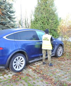 Świnoujście: złodzieje ukradli Teslę z parkingu straży granicznej