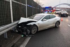 Katowice. Wypadek na tzw. zakręcie mistrzów. Tesla rozbita