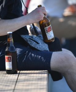 Warszawa: pierwszy dzień legalnego picia alkoholu nad Wisłą. Tony śmieci