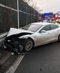 Katowice. Wypadek na tzw. zakręcie mistrzów. Tesla rozbita