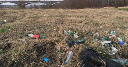 Zrobili śmietnik nad Wisłą. Aż odechciewa się spacerów