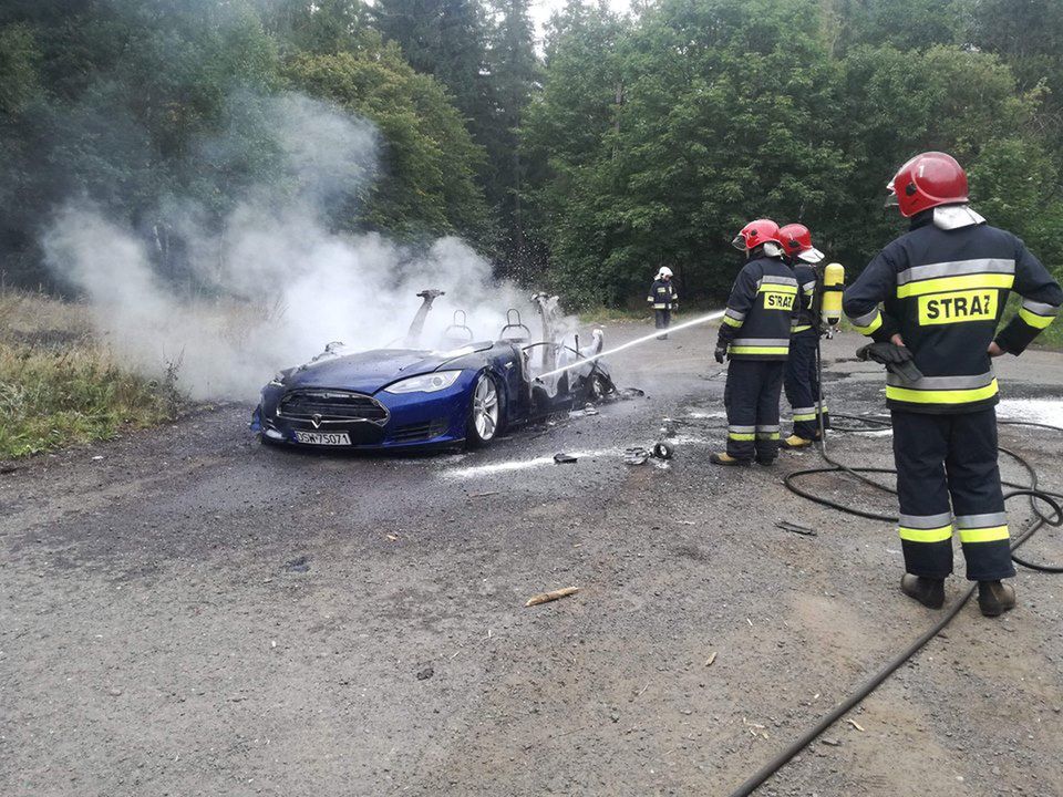 Pożar granatowej Tesli. Auto spłonęło pod Wałbrzychem