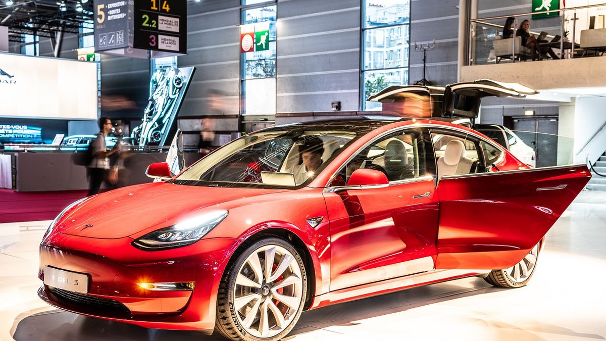 Produkcja aut Tesli idzie pełną parą.