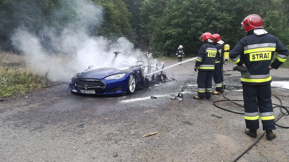 Auto spłonęło doszczętnie