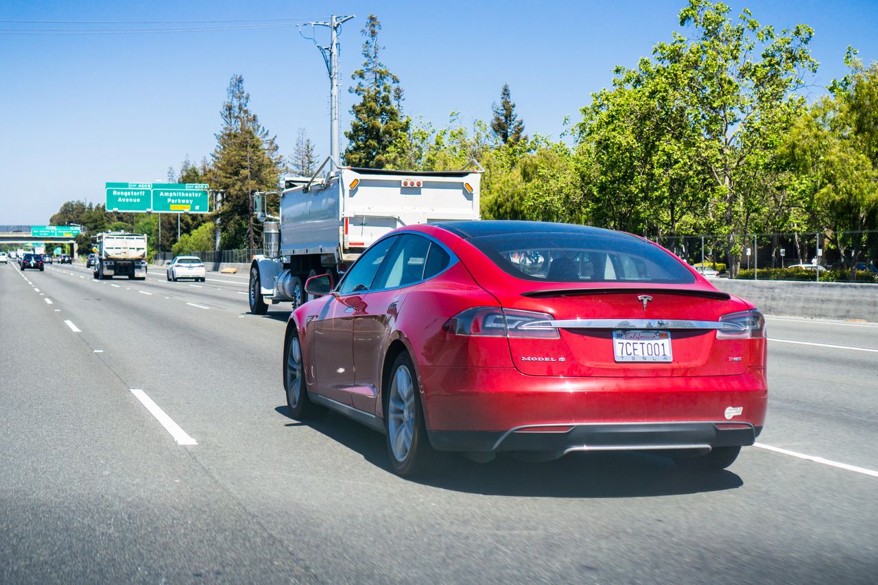 USA. Tesla jechała po autostradzie ze śpiącym kierowcą [WIDEO]