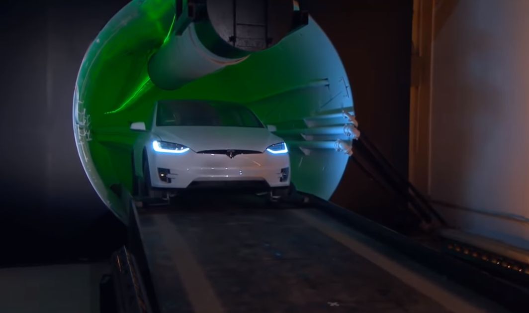 Elon Musk otworzył pierwszy tunel jadąc Teslą. Mieszkańcy Los Angeles unikną korków